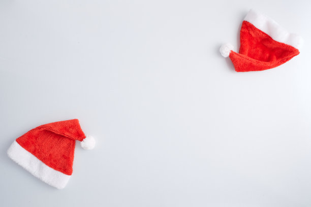 圣诞静物帽和装饰圣诞装饰品的白色背景图片下载
