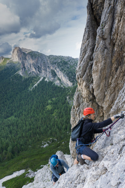 一群二十几岁的男男女女为了好玩，在假期爬上费拉塔的陡坡图片下载