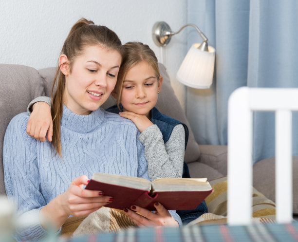 母亲和女儿在看书图片下载
