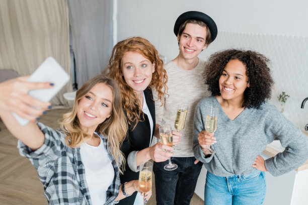 一群快乐的年轻多元文化的朋友与香槟在派对自拍图片下载