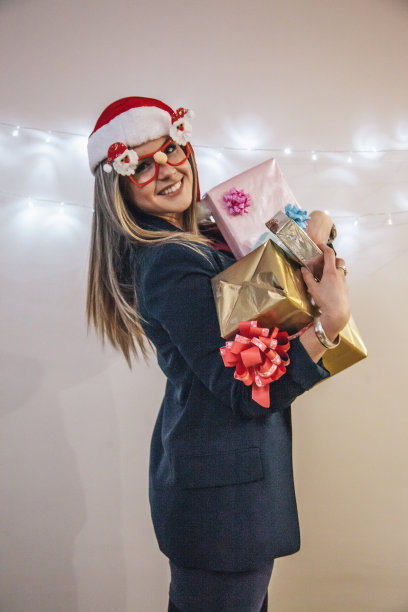 带着圣诞礼物的可爱女孩图片下载