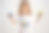 一个穿着白色t恤，头发上插着刷子的小女孩孤立地站在白布上，用涂了颜料的手和脸做手势。特写镜头图片下载