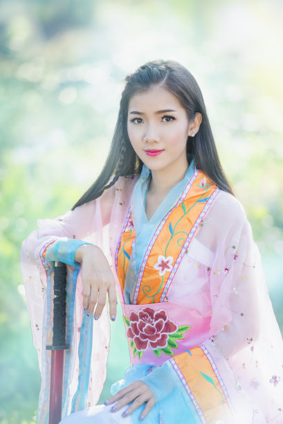 美丽的亚洲妇女穿着传统的中国服装。图片下载