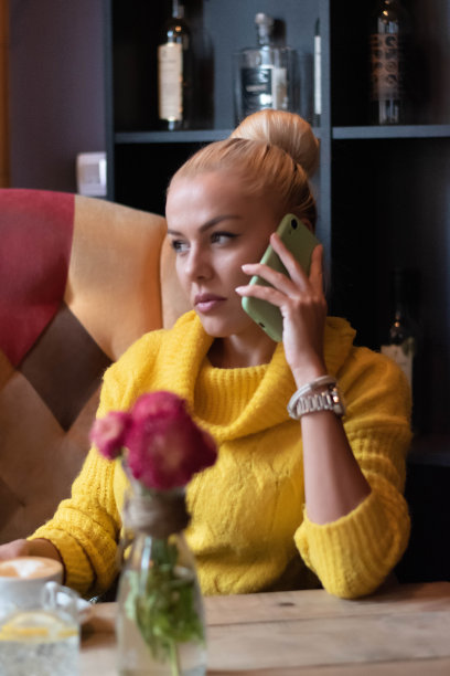 咖啡馆里的美女库存照片图片下载