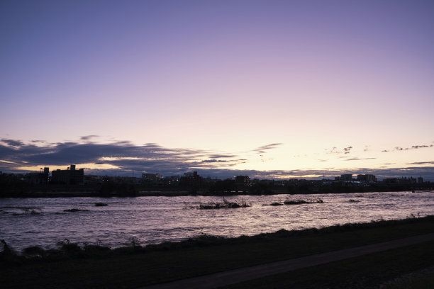 日落时分，多摩河上的台风图片下载