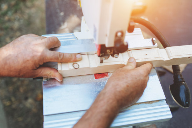 木匠用线锯在户外切割建筑用的木梁。图片下载