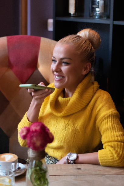 咖啡馆里的美女库存照片图片下载