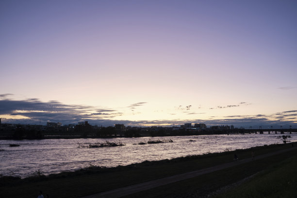 日落时分，多摩河上的台风图片下载