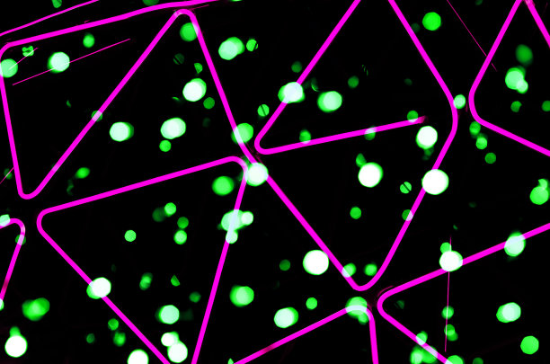 黑色背景上有节奏的霓虹灯线条。抽象的图片。图片下载