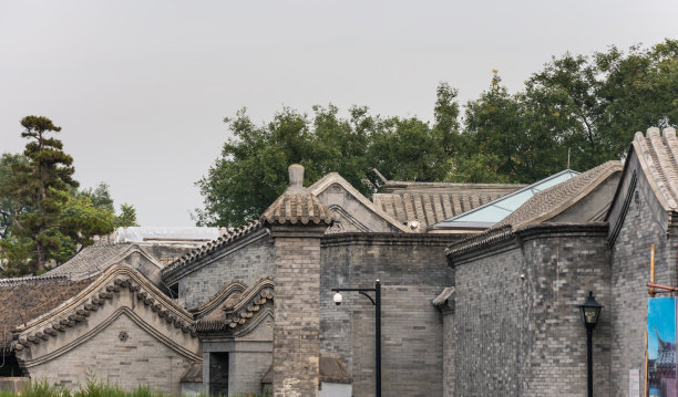 北京老胡同里的传统老房子，用砖和青瓦建造。图片下载