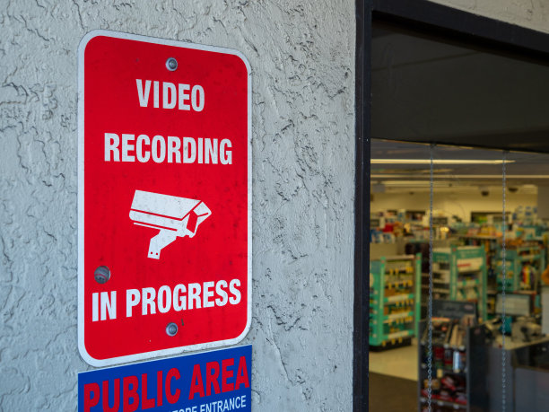 商店前公共区域的安全标志正在录像图片下载