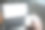 男子使用空白手机和笔记本电脑发送网上购物按摩的特写。这个人在电脑前工作，接听商务电话。图片下载