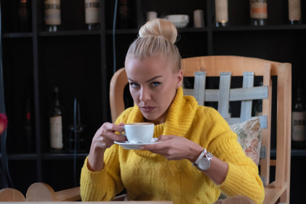 咖啡馆里的美女库存照片图片下载