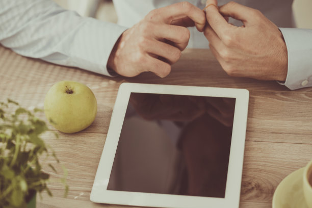 拥有平板电脑和苹果的商人图片下载