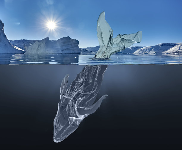 大海上漂浮着一堆塑料垃圾。图片下载