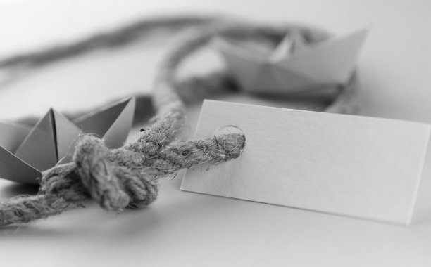 黑白照片贴纸与粗编织绳和船舶纸折纸图片下载