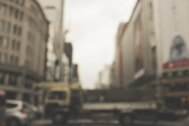 人们在午餐时间走在人行道上，灯光散景，拥挤的街道，模糊的背景在日本”或作为背景使用。图片下载