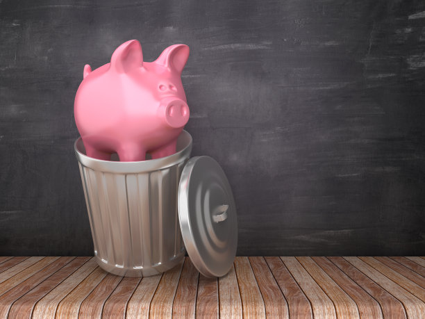 垃圾桶与小猪银行在黑板背景- 3D渲染图片下载