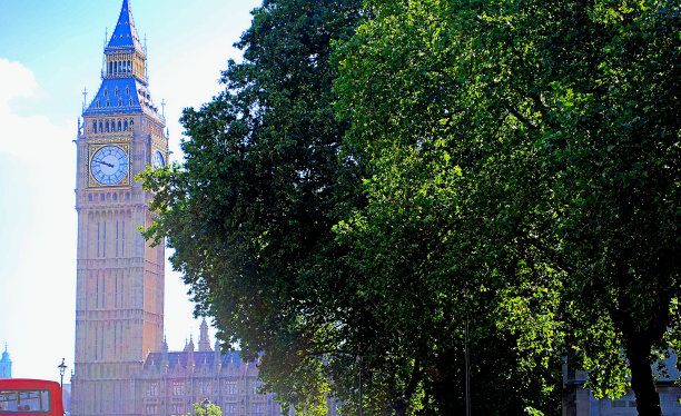 晴朗夏日里的大本钟(英国伦敦)图片下载