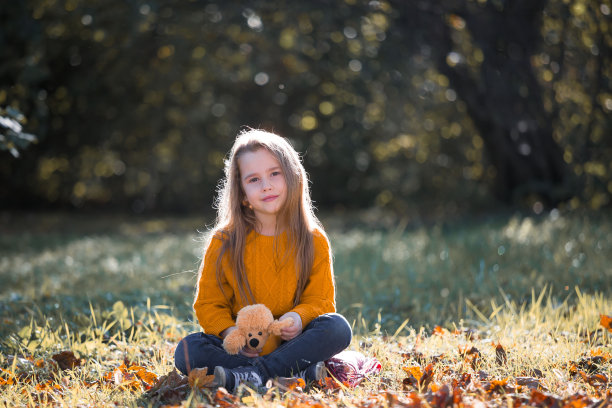女孩，秋天，姜色套衫，花园图片下载