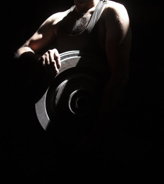 钢滑轮在金属工人手中图片下载