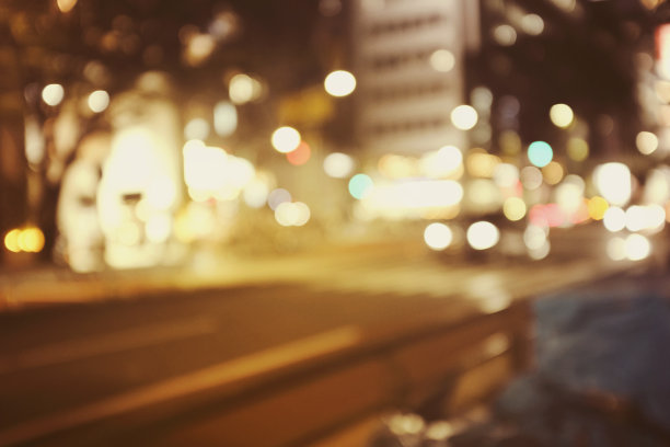 在日本拥挤的街道上，人们走在夜晚的步道上，模糊的背景用于背景。图片下载