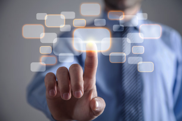 商人触摸虚拟按钮。业务、技术图片下载