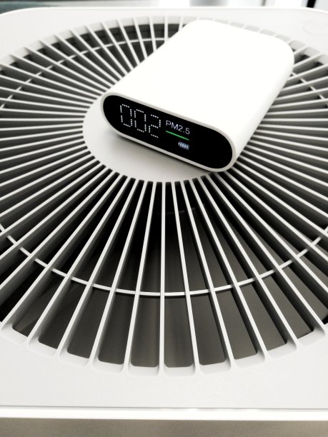 测试空气净化器性能质量。PM2.5(颗粒物)细有害小尘埃传感器检查空气净化器流出。从空气管流出的清洁空气。图片下载
