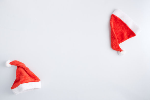 圣诞静物帽和装饰圣诞装饰品的白色背景图片下载