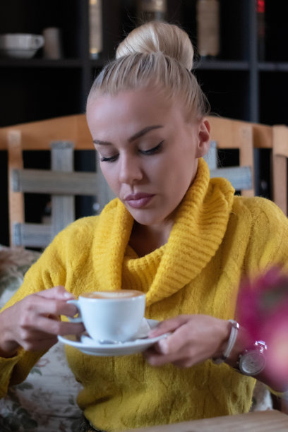 咖啡馆里的美女库存照片图片下载