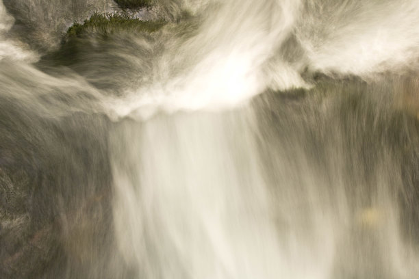 模糊抽象的流水背景。山河中的水流图片下载
