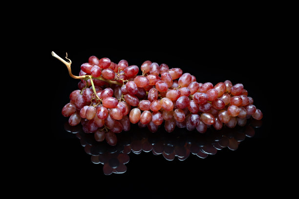 葡萄早午餐在黑色的反射面图片下载