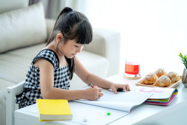 亚洲学前儿童用一种颜色来做作业，图片下载