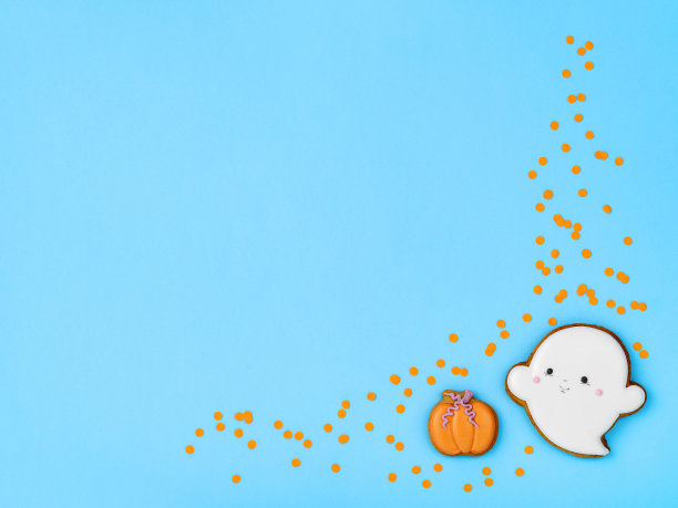 幽灵和南瓜形状的姜饼。图片下载