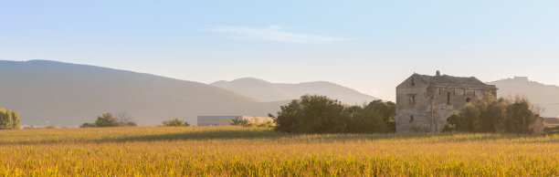 意大利麦田里的废弃房子图片下载