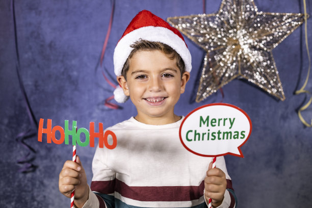 可爱的小男孩在家庆祝圣诞节图片下载