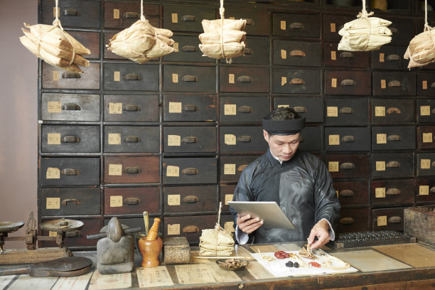 人们选择干药草，蘑菇和根茎作为配方图片下载