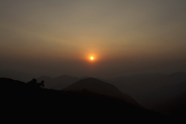 美丽的日落。印度果阿的Chorla Ghats图片下载