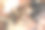 父亲和两个儿子一起躺在彩色的毯子上。带着黑色太阳镜的不同年龄的树人。俯视图一对青少年做舌头和他们的父亲。图片下载