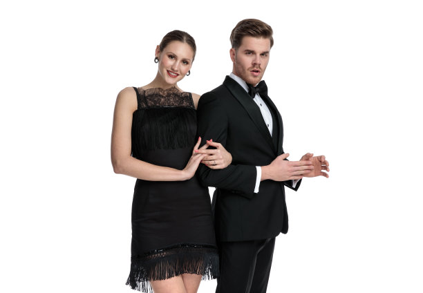 优雅的情侣摆姿势，她挽着他的胳膊，图片下载