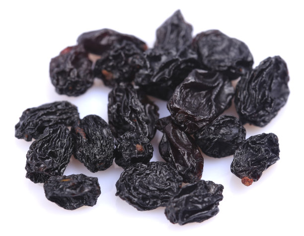 白色背景上的一小堆蓝莓干图片下载