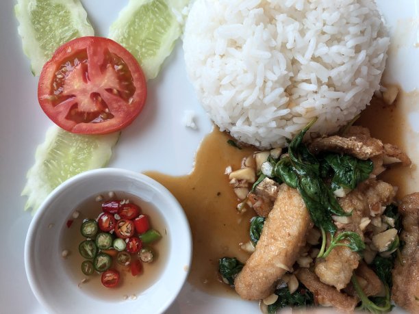 泰国菜，清淡辛辣的海鲜炒罗勒和米饭图片下载