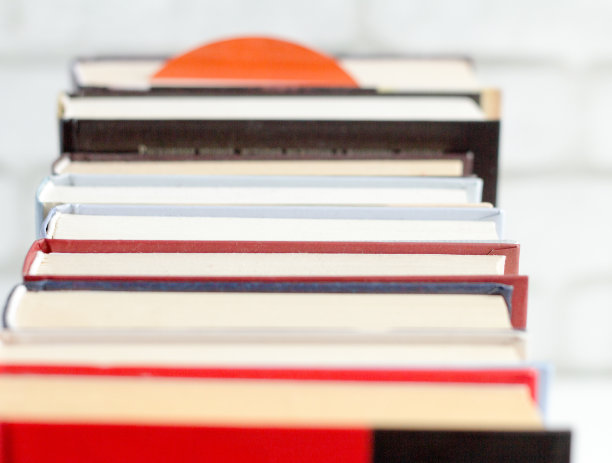 31、桌上一堆五颜六色的书，概念的补充教育和自我教育图片下载