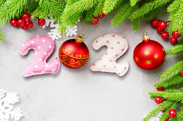 新2020年贺卡的平面设计，手工缝制的波尔卡朵数字在石材背景结合玻璃球图片下载