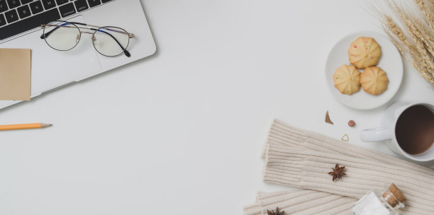 俯视图的秋季工作空间与复印空间，笔记本电脑和办公用品图片下载