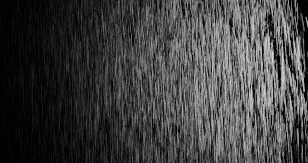 黑色背景上的水射流图片下载