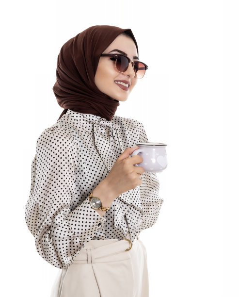 手持咖啡杯的穆斯林女性图片下载