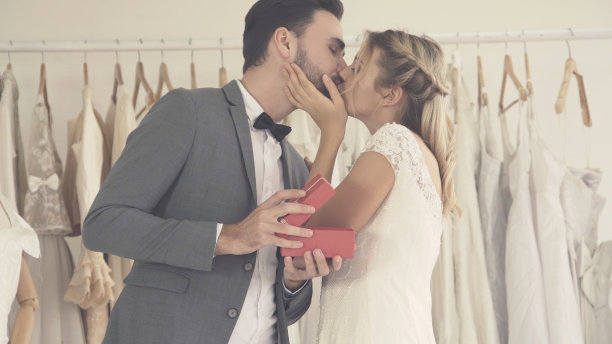 幸福的新娘和新郎在婚礼上准备结婚。图片下载