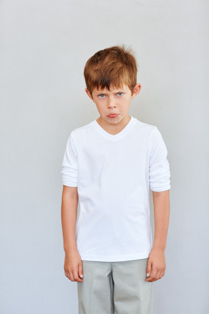 可爱的黑发小男孩郁郁寡欢图片下载