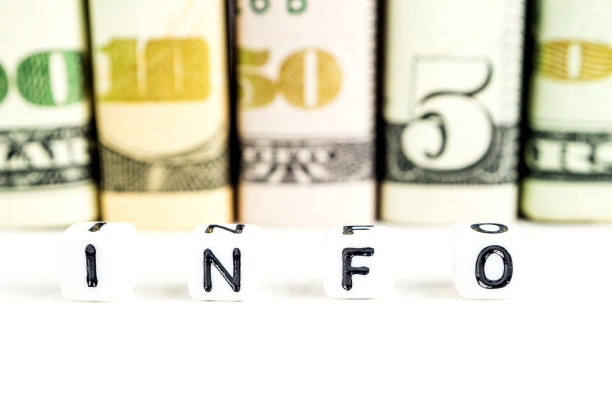 白色背景上用黑色字母写着文字信息的白色小方块图片下载